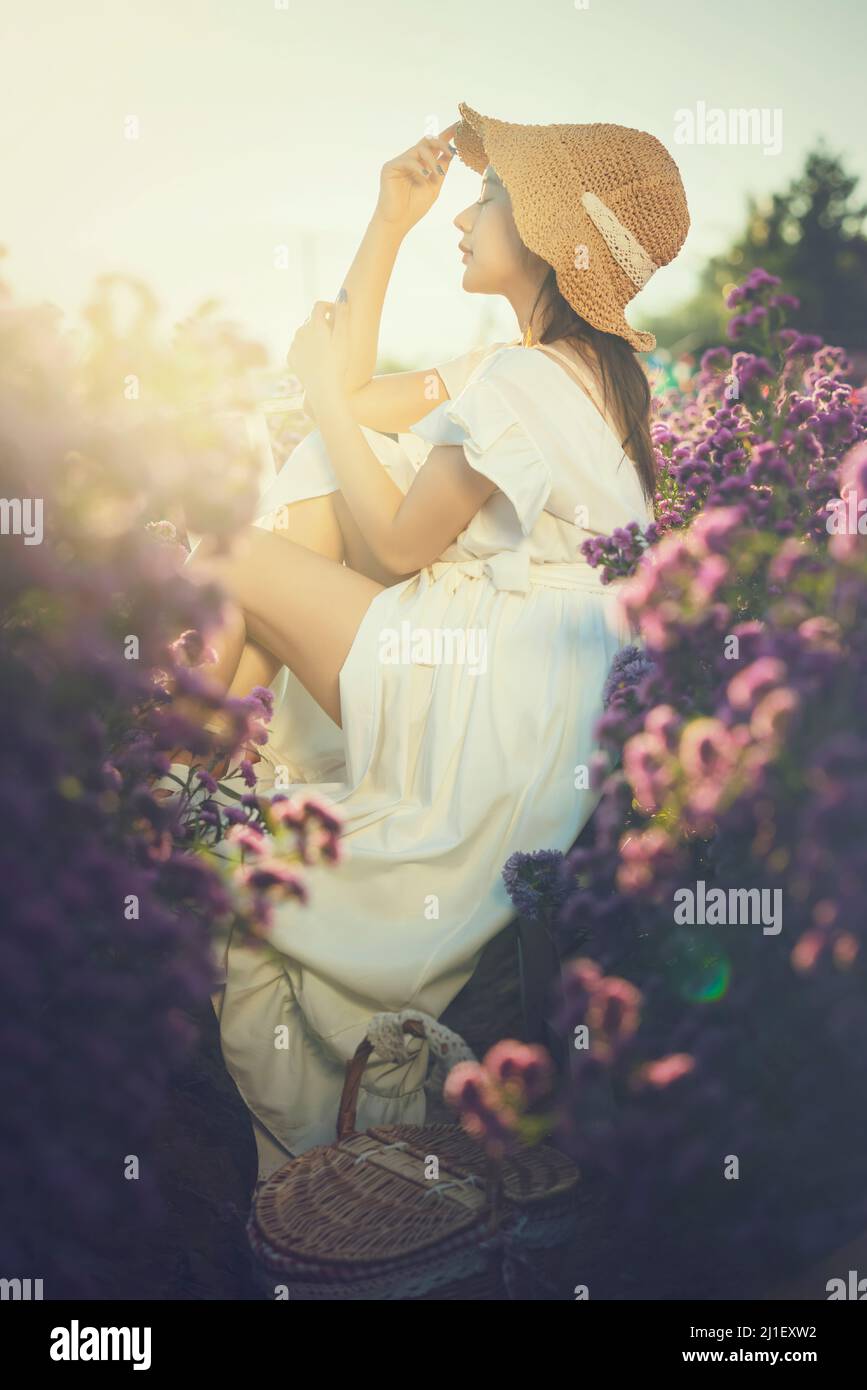 Bellezza libertà felice donna respirando intorno nel campo della fioritura. Foto Stock
