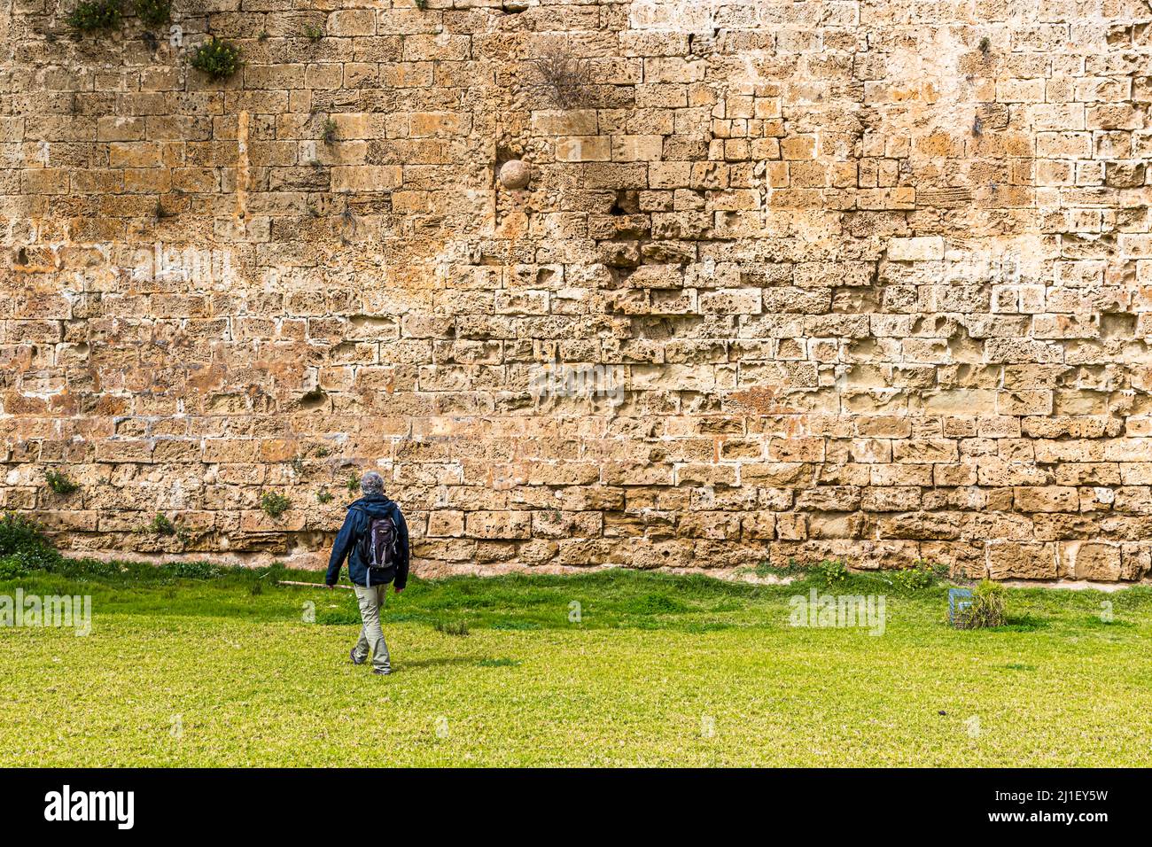 Una pallottola di un precedente assedio è ancora bloccata nelle mura della città di Famagosta. Gazimağusa, Repubblica turca di Cipro del Nord (TRNC) Foto Stock