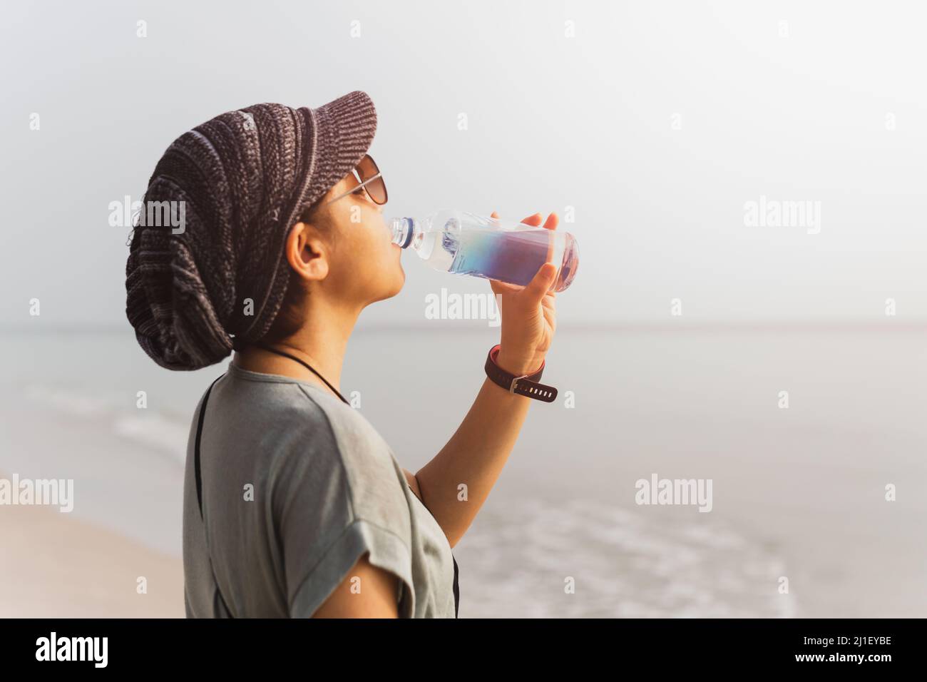 Donna turistica idratante acqua potabile da bottiglia. Foto Stock