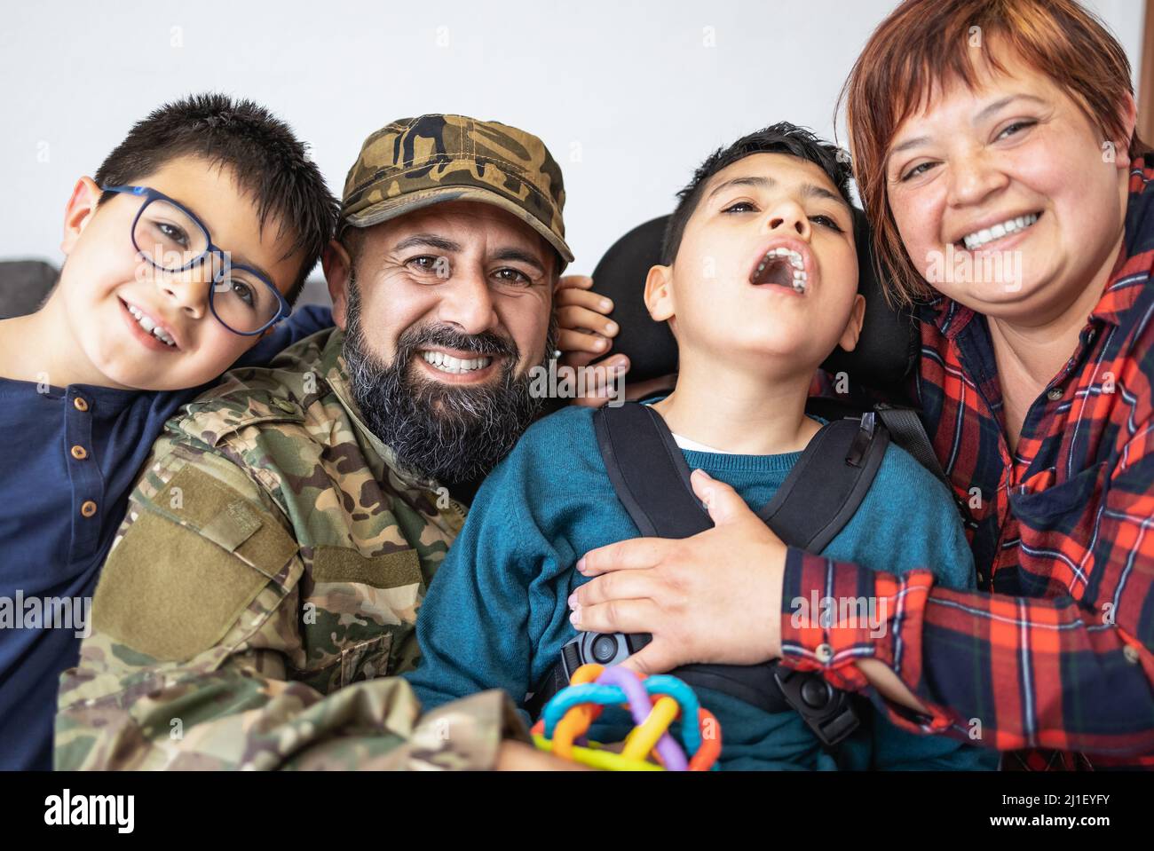 Ritratto di famiglia militare a casa Foto Stock