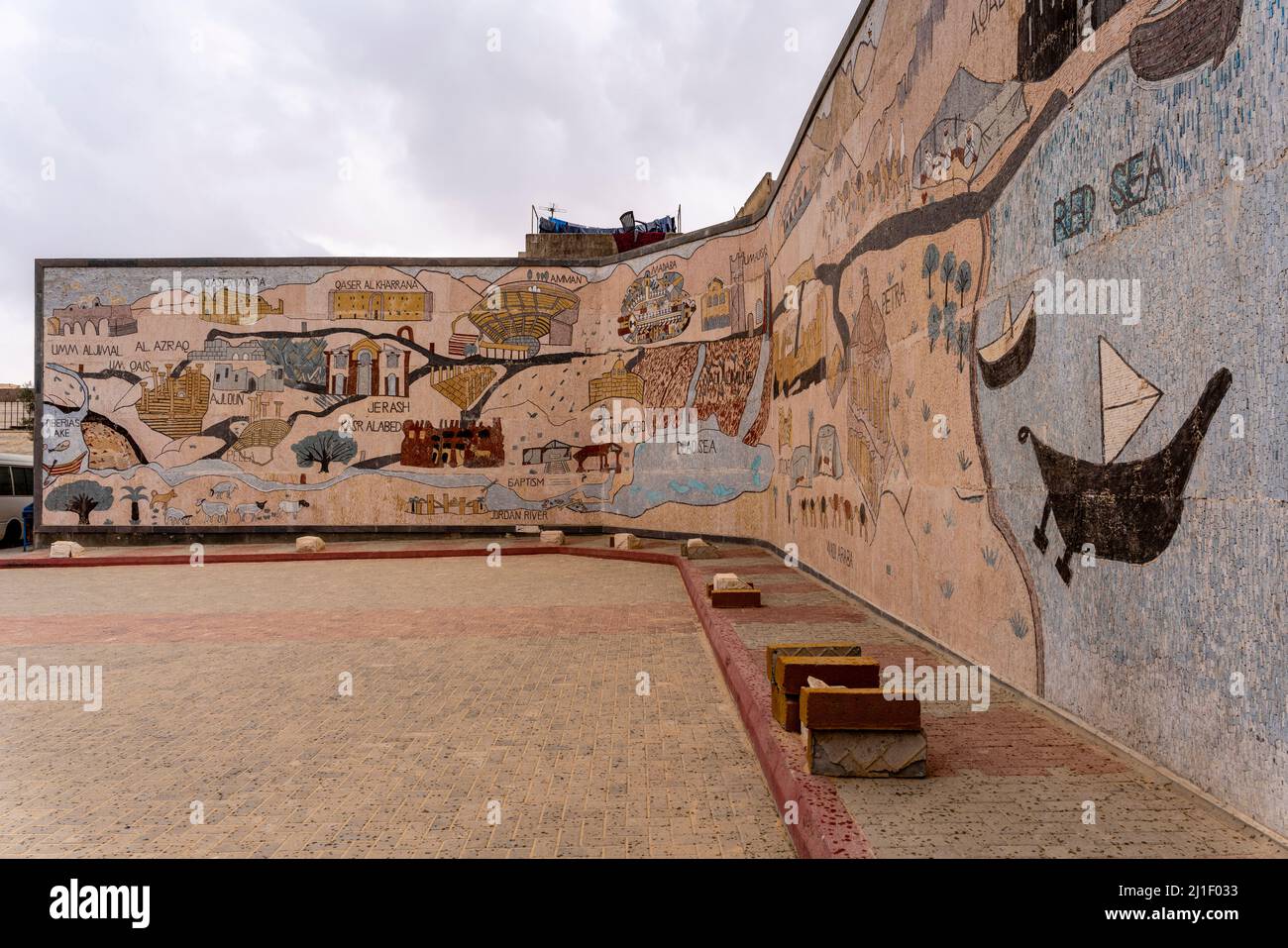 Un grande Mosaico fuori dal Centro visitatori, Madaba, Governatorato di Madaba, Giordania Foto Stock