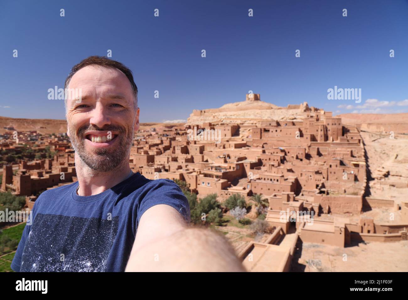 Selfie turistiche a Ait Benhaddou, Marocco. Città storica di ksar su un percorso caravan. Foto Stock