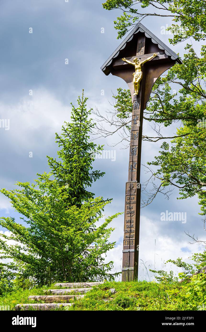 Crocifisso sulla cima di una collina alla fine di una via della Croce, Albo Svevo vicino Hayingen, Baden-Württemberg, Germania. Foto Stock