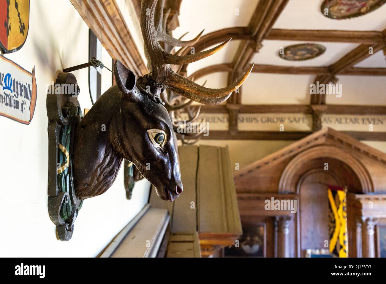 Montatura di caccia intagliata in legno all'interno della Jacobean Banqueting Hall a Knebworth House, Hertfordshire, Regno Unito Foto Stock