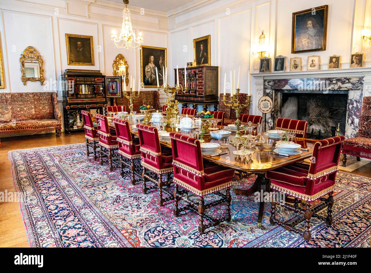 Sala da pranzo ristrutturata da Pamela, Contessa di Lytton presso Knebworth House, Hertfordshire, Regno Unito Foto Stock