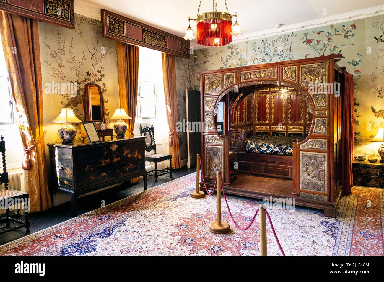 Letto matrimoniale cinese ornato in una delle camere da letto in Knebworth House, Hertfordshire, Regno Unito Foto Stock
