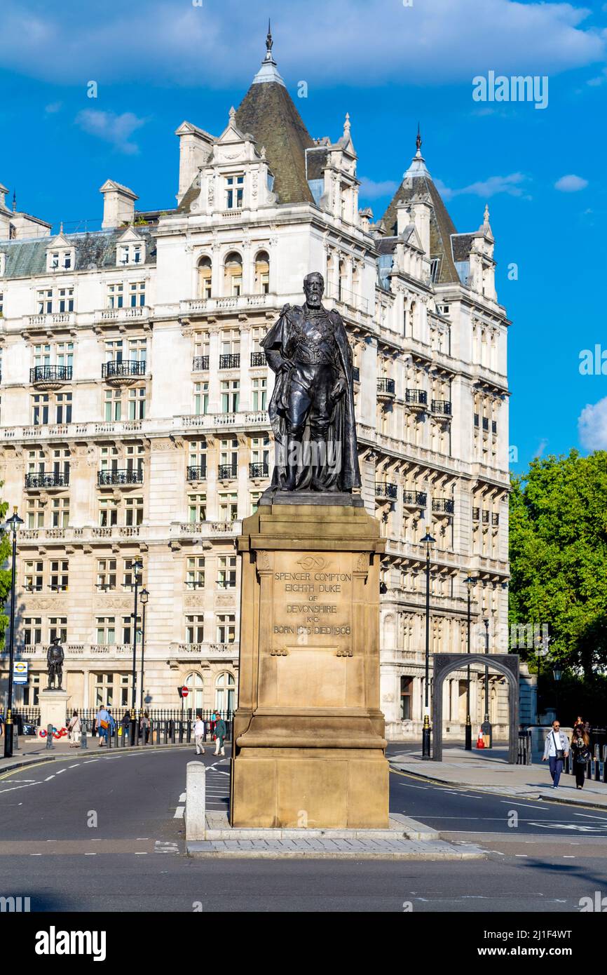 Statua di Spencer Compton il Duca del Devonshire 8th di Herbert Hampton, Whitehall, Londra, Regno Unito Foto Stock