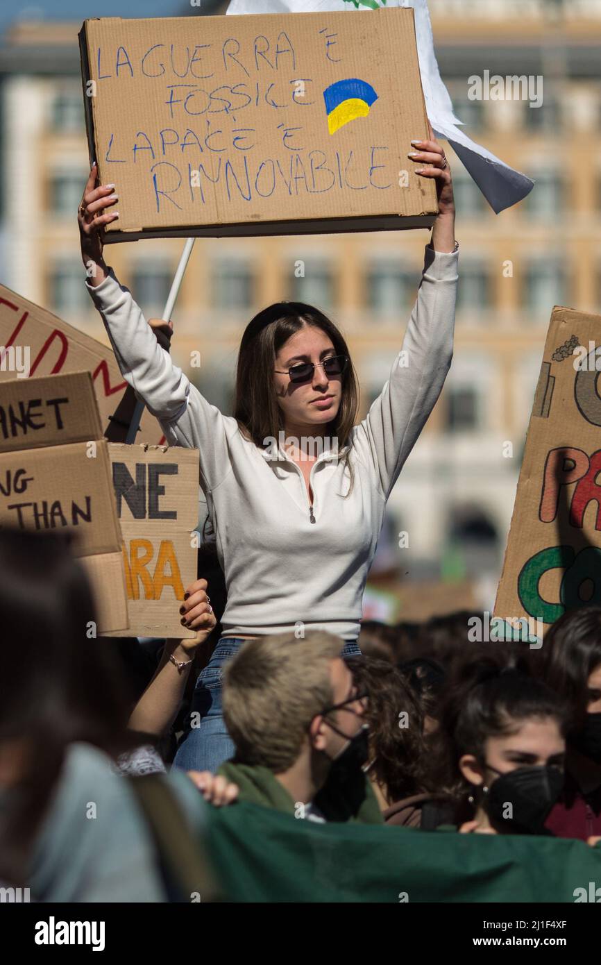 Roma, Italia. 25th Mar 2022. Oggi, venerdì per il futuro Roma - sostenuta da varie altre organizzazioni e movimenti ambientalisti - ha tenuto una manifestazione nel centro di Roma chiamata Global Strike for Climate. Lo scopo del raduno era quello di chiamare il governo italiano e tutti i governi mondiali, ad agire per un piano immediato, investimenti e politiche contro i cosiddetti cambiamenti climatici e la conseguente crisi climatica. Foto Stock