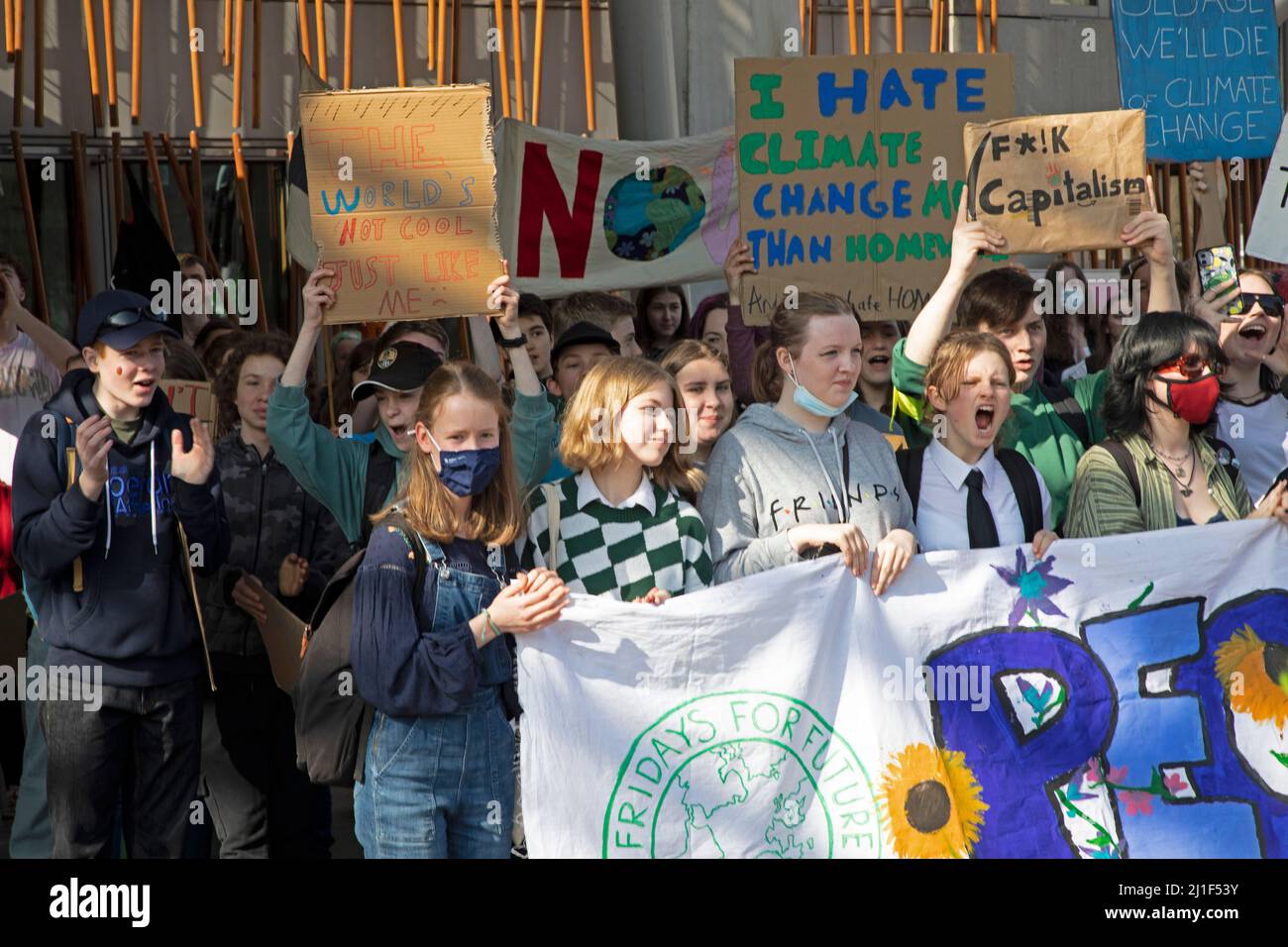 Parlamento scozzese, Edimburgo Scozia, Regno Unito. 25th Mar 2022. Venerdì per il futuro, la dimostrazione di sciopero climatico marzo per le camere della città. Credit: Archwhite/alamy live news. Foto Stock