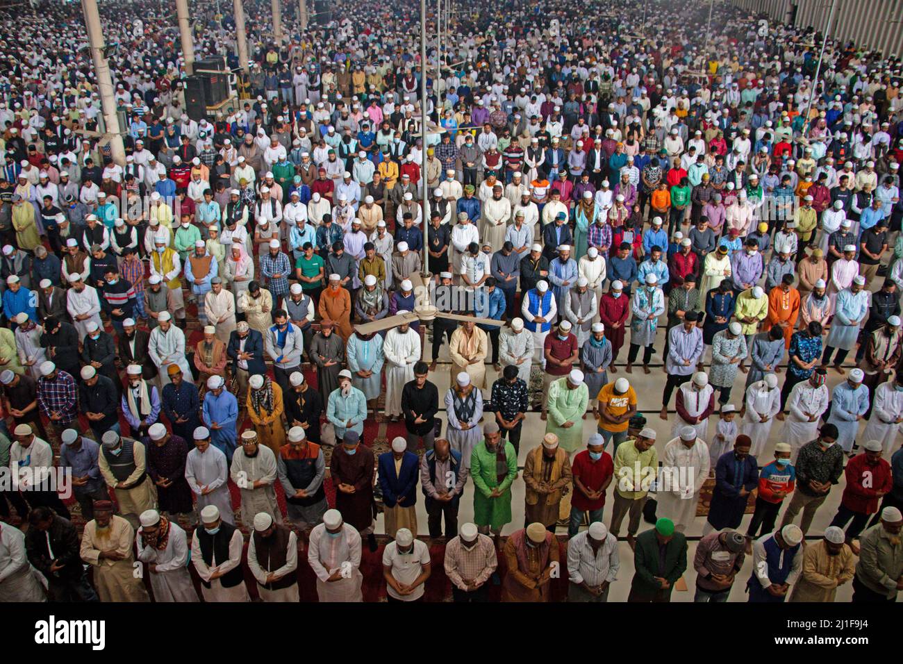 Dhaka, Dhaka, Bangladesh. 24th Dic 2021. Decine di migliaia di devoti musulmani offrono la preghiera di Jummah alla Moschea Nazionale di Baiul Mukarram a Dhaka, Bangladesh. Circa 10.000-15.000 persone hanno frequentato la Moschea per le loro preghiere settimanali. La Moschea Nazionale del Bangladesh, conosciuta come Baitul Mukarram o la Casa Santa in inglese, è una delle 10 moschee più grandi del mondo e può ospitare fino a 40.000 persone, anche nello spazio aperto esterno. La moschea ha diverse caratteristiche architettoniche moderne e allo stesso tempo conserva i principi tradizionali dell'architettura Mughal che ha per alcuni t Foto Stock