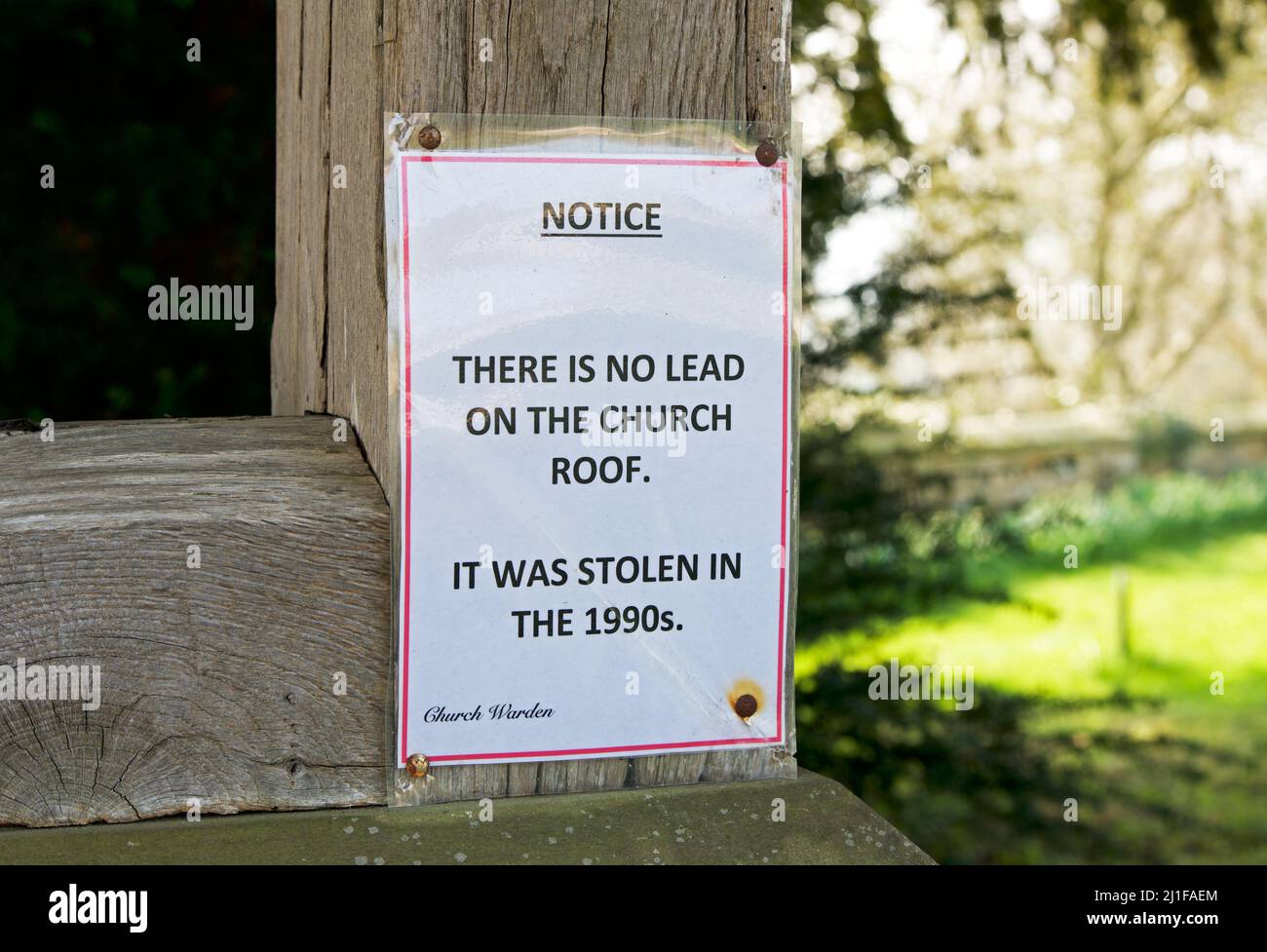 Avviso ai potenziali ladri sul cancello alla chiesa di St Michael, nel villaggio di Coxwold, nel distretto di Hambleton, North Yorkshire, Inghilterra Regno Unito Foto Stock