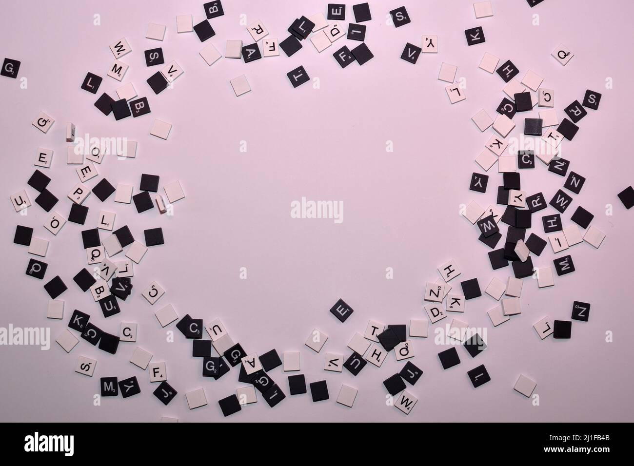 Tessere di legno scuro e chiaro con spazio per aggiungere il proprio testo (#justaddtext) Foto Stock