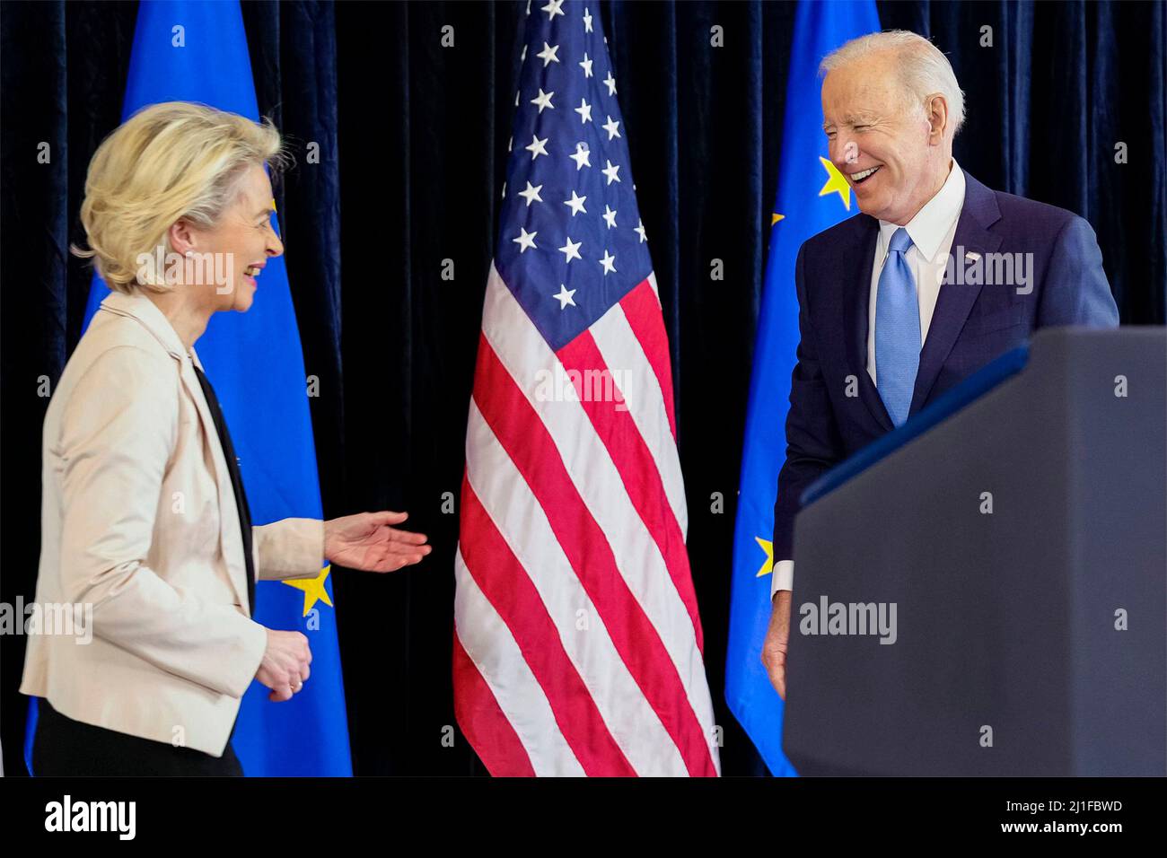 Bruxelles, Belgio. 25th Mar 2022. Il presidente degli Stati Uniti Joe Biden, durante una conferenza stampa congiunta con il presidente della Commissione europea Ursula von der Leyen, durante l'incontro di emergenza delle G7 nazioni presso la sede della NATO, il 24 marzo 2022 a Bruxelles, Belgio. Biden spera che le nazioni alleate continuino ad aumentare la pressione sulla Russia mentre l'Ucraina segna un mese dall'invasione. Credit: Adam Schultz/White House Photo/Alamy Live News Foto Stock