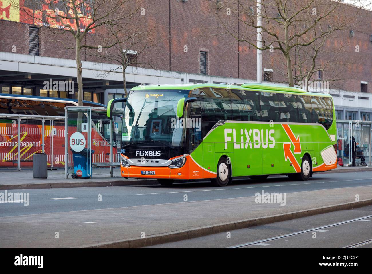 Flixbus presso la stazione degli autobus a lunga distanza, la stazione principale di Dusseldorf Foto Stock