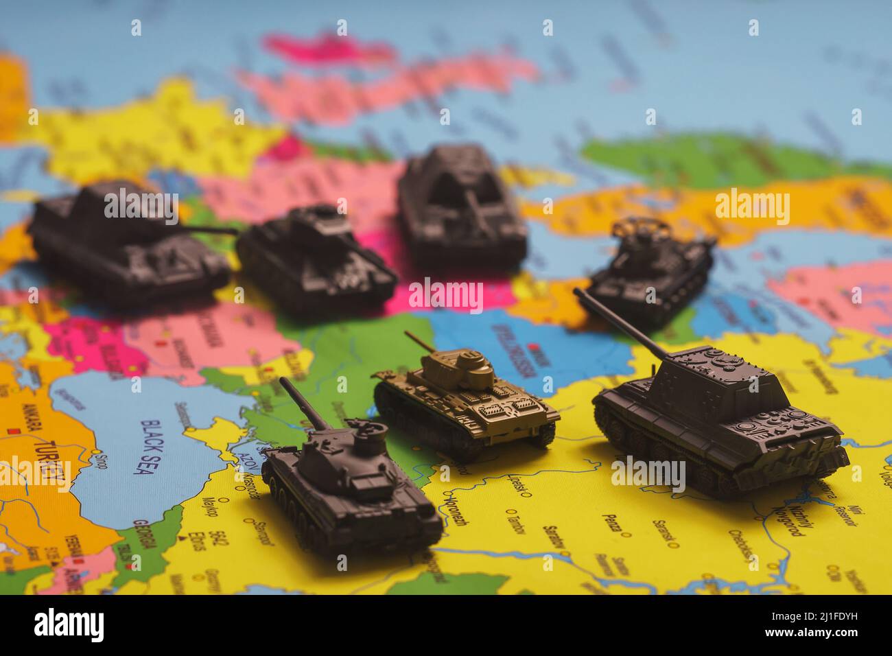 Taniche giocattolo sulla mappa. Concetto di confronto tra NATO e Russia. Foto Stock