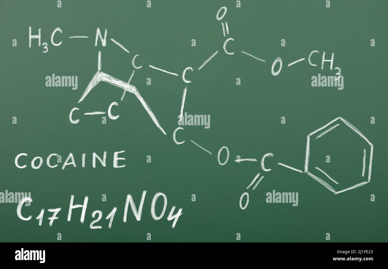 Formula chimica strutturale di cocaina prelevata su lavagna. Isolato su sfondo scolastica Foto Stock