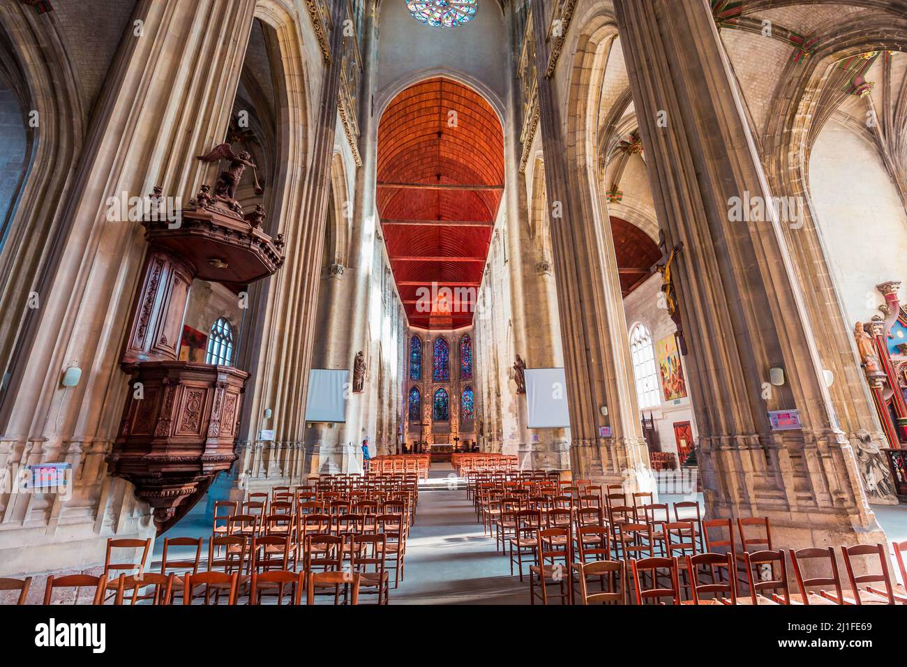 ABBEVILLE, SOMME, FRANCIA, 03 MARZO 2022 : interni e decori della chiesa collegiata di Saint Vufran Foto Stock