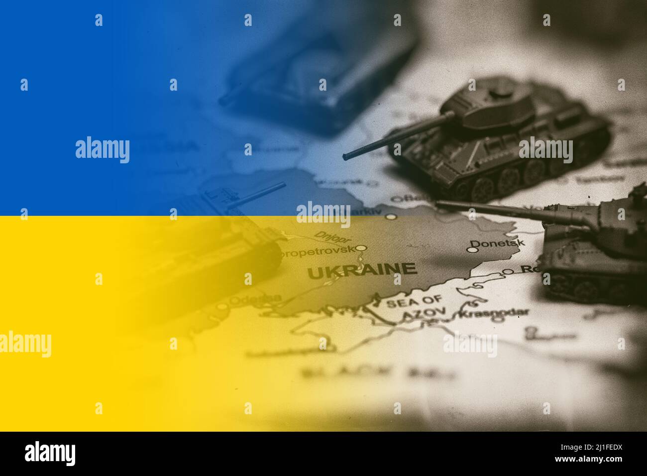 Fermare la guerra in Ucraina. Taniche giocattolo sulla mappa. Foto Stock