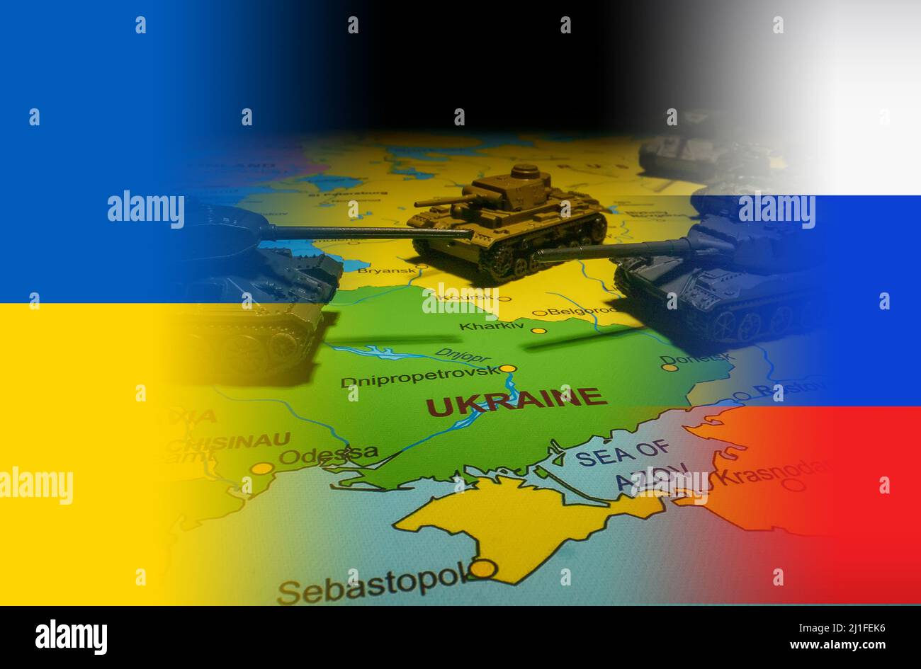 Conflitto tra Russia e Ucraina. Taniche giocattolo sulla mappa. Foto Stock