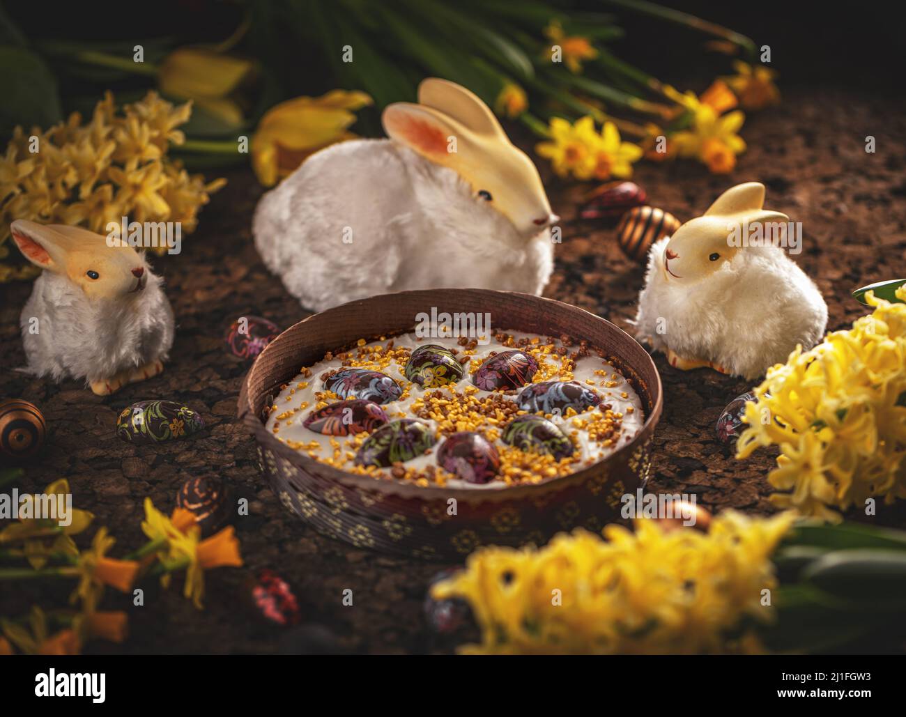 Torta di carote decorata con uova di cioccolato su sfondo pasquale Foto Stock