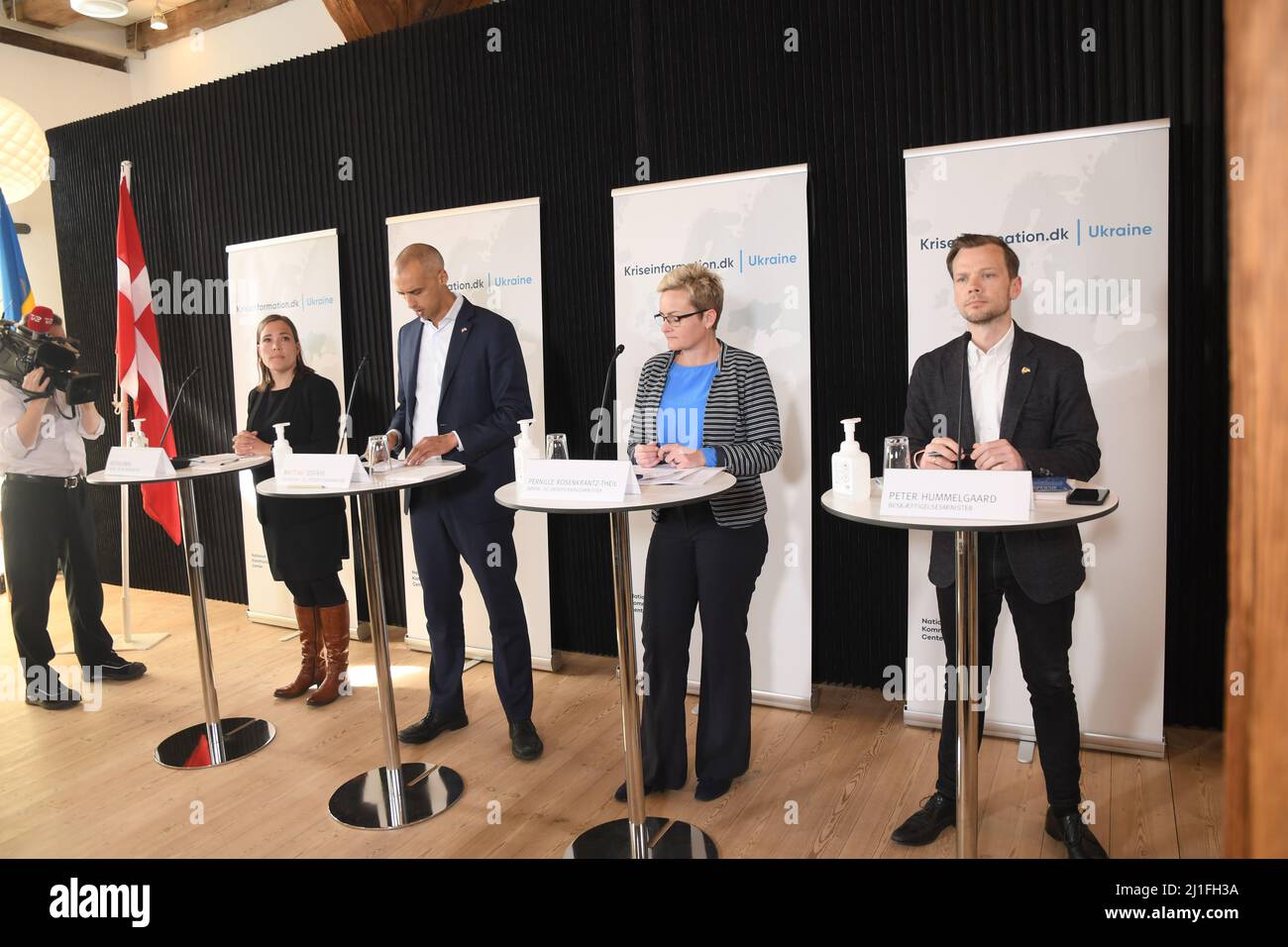 Copenaghen/Danimarca/.25.Marzo 2022/. Ministro danese per gli immigrati e l'integrazione Mattias Tesfaye insieme al Ministro del bambino e della famiglia Ms.Pernille Rosenkrntz-Theil e Ministro per gli anziani e sociali Ms.Astrid Krag e Ministro per il lavoro e empolimembt PeterHummelgaard come accaparrarsi fugees ucriani a Denmnark, alloggi, rapimento scolastico e salute e lavoro in Danimarca. (Foto..Francis Dean/Dean Pictures) Foto Stock