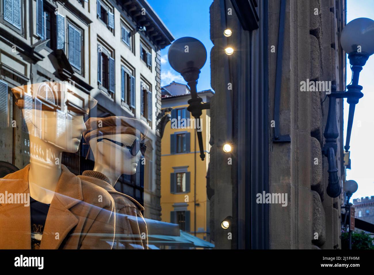 Vetrine dei negozi di design di via tornabuoni nel centro di Firenze, Toscana, Italia. Via de' Tornabuoni o Via Tornab Foto Stock