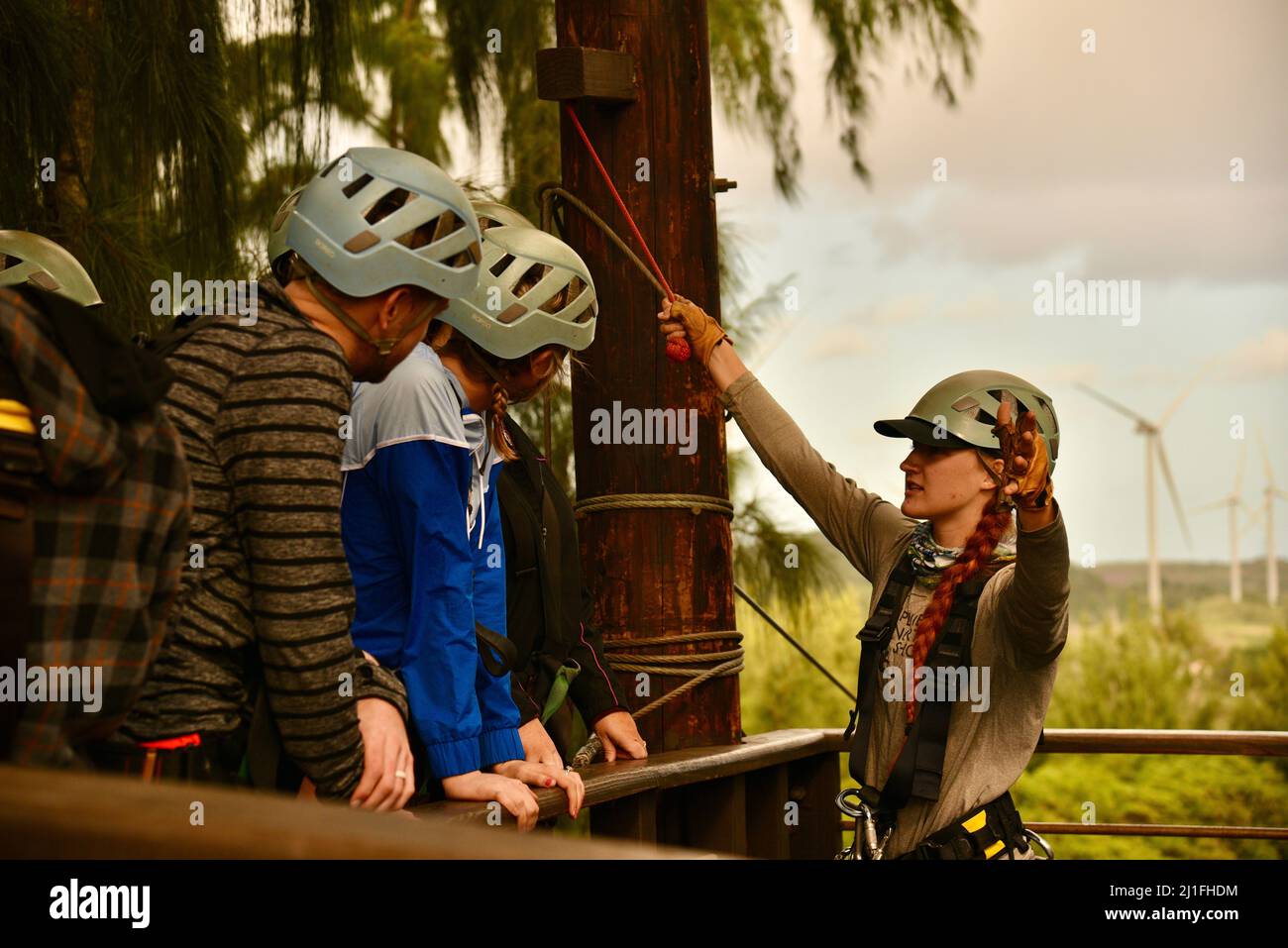 I partecipanti del tour hanno ricevuto istruzioni in zipline da una guida da una piattaforma di legno sopraelevata, Climbworks Keana Farms, North Shore, Kahuku, HI, USA Foto Stock