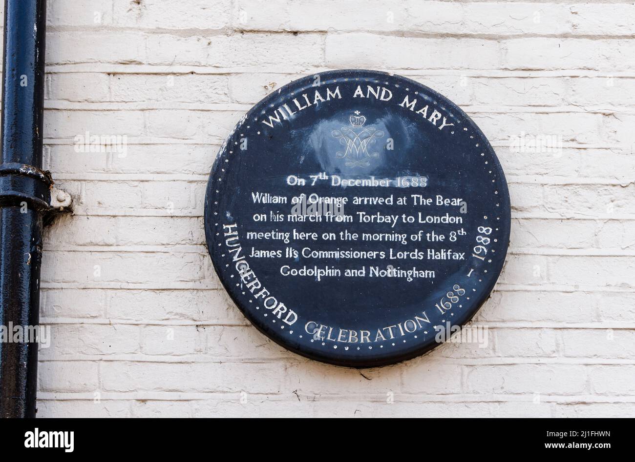 Targa commemorativa dell'arrivo di Guglielmo d'Orange (re Guglielmo III) al Bear inn nel 1688 a Hungerford, una città di mercato nel Berkshire, Inghilterra Foto Stock