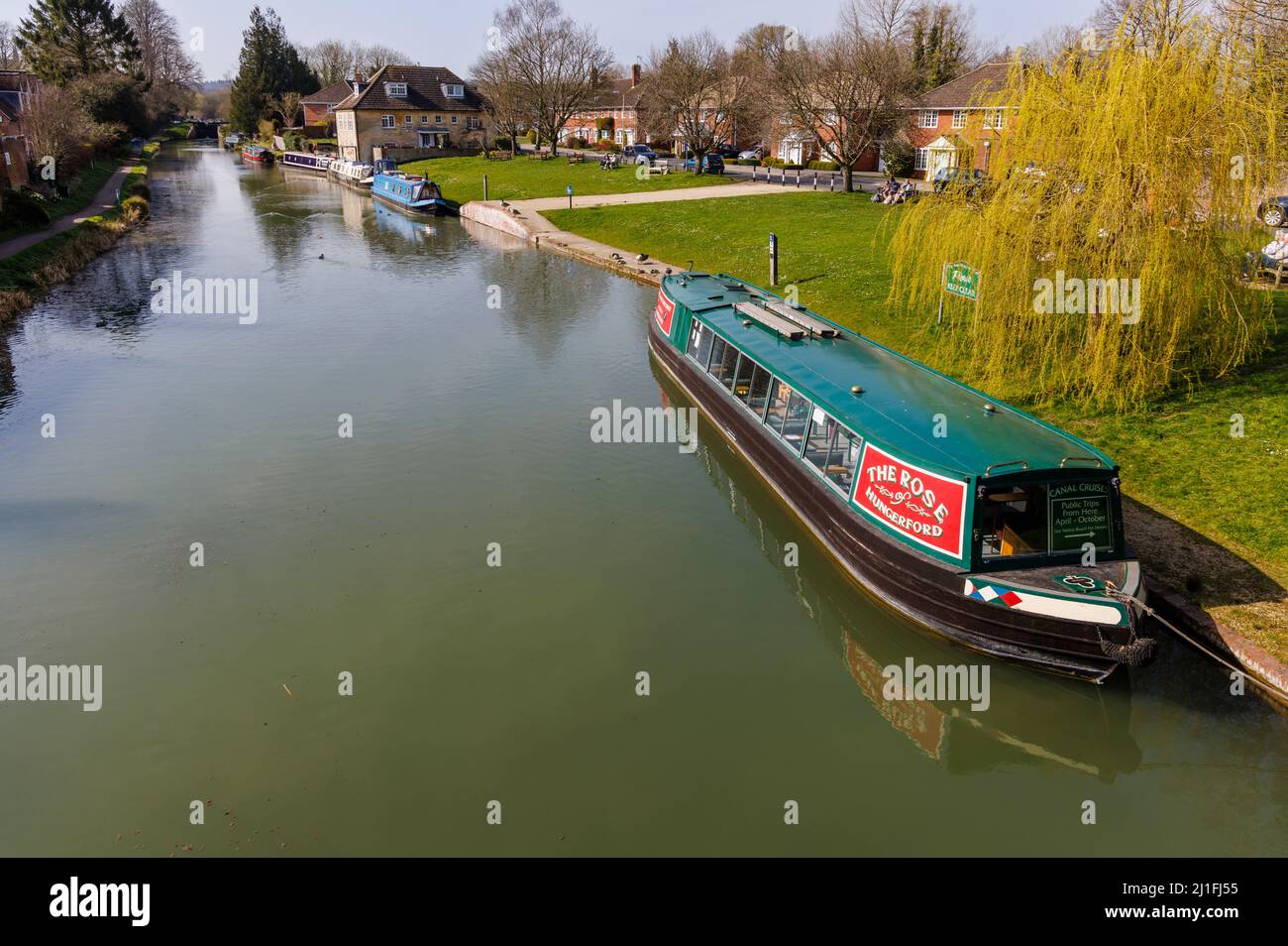 Nautica: La barca a vela "The Rose of Hungerford" ormeggiata sulle rive del Kennett e del canale Avon a Hungerford, una città di mercato nel Berkshire, Inghilterra Foto Stock