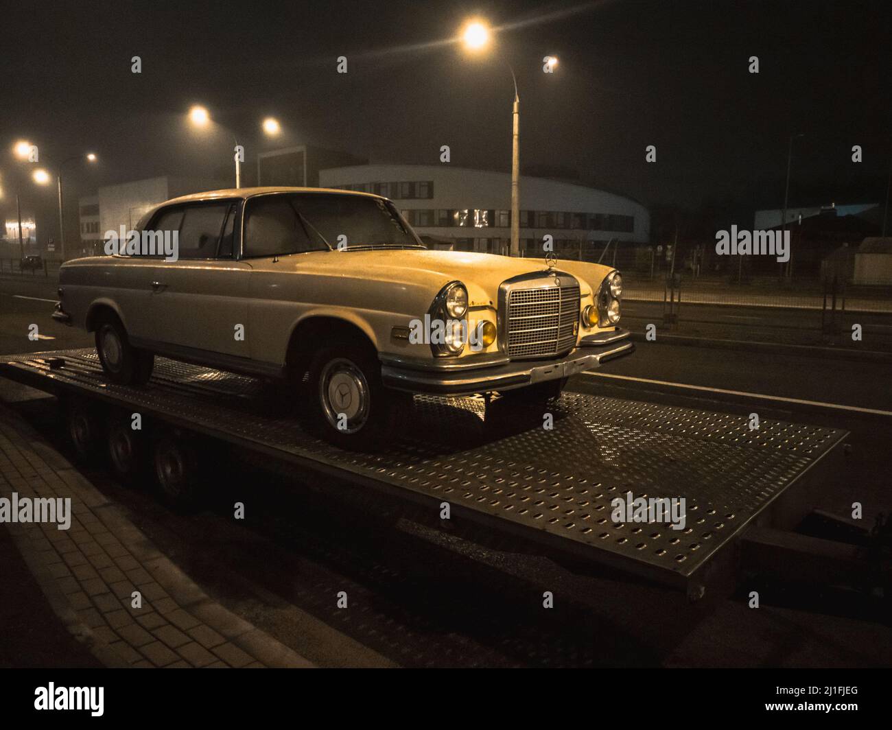Minsk, Bielorussia-Marzo 2022: Mercedes-Benz auto retrò in piedi su un carro di pistola. Foto notturna alla luce delle lanterne. Foto orizzontale. Foto Stock