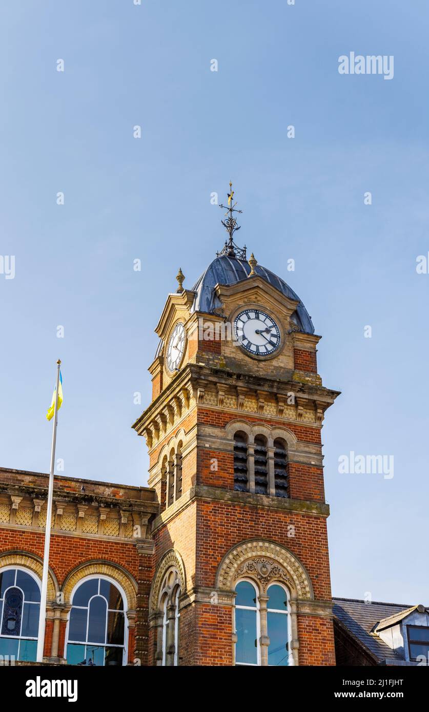 La torre dell'orologio del grado II elencato edificio comunale vittoriano, il municipio di Hungerford, una città di mercato nel Berkshire, Inghilterra Foto Stock