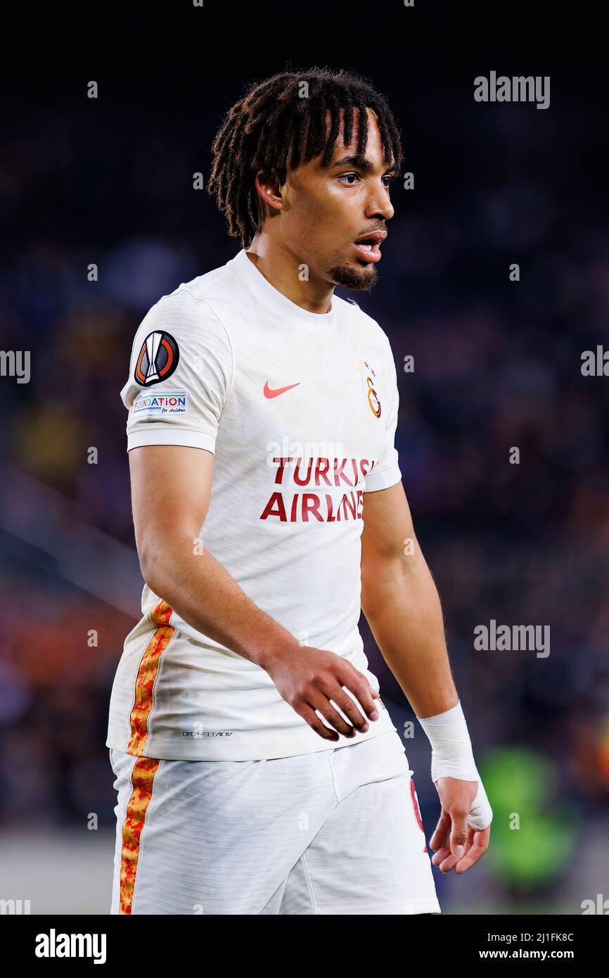 BARCELLONA - MAR 10: Sacha Boey in azione durante la partita della UEFA Europa League tra il FC Barcelona e Galatasaray Spor Kulubu allo stadio Camp Nou Foto Stock