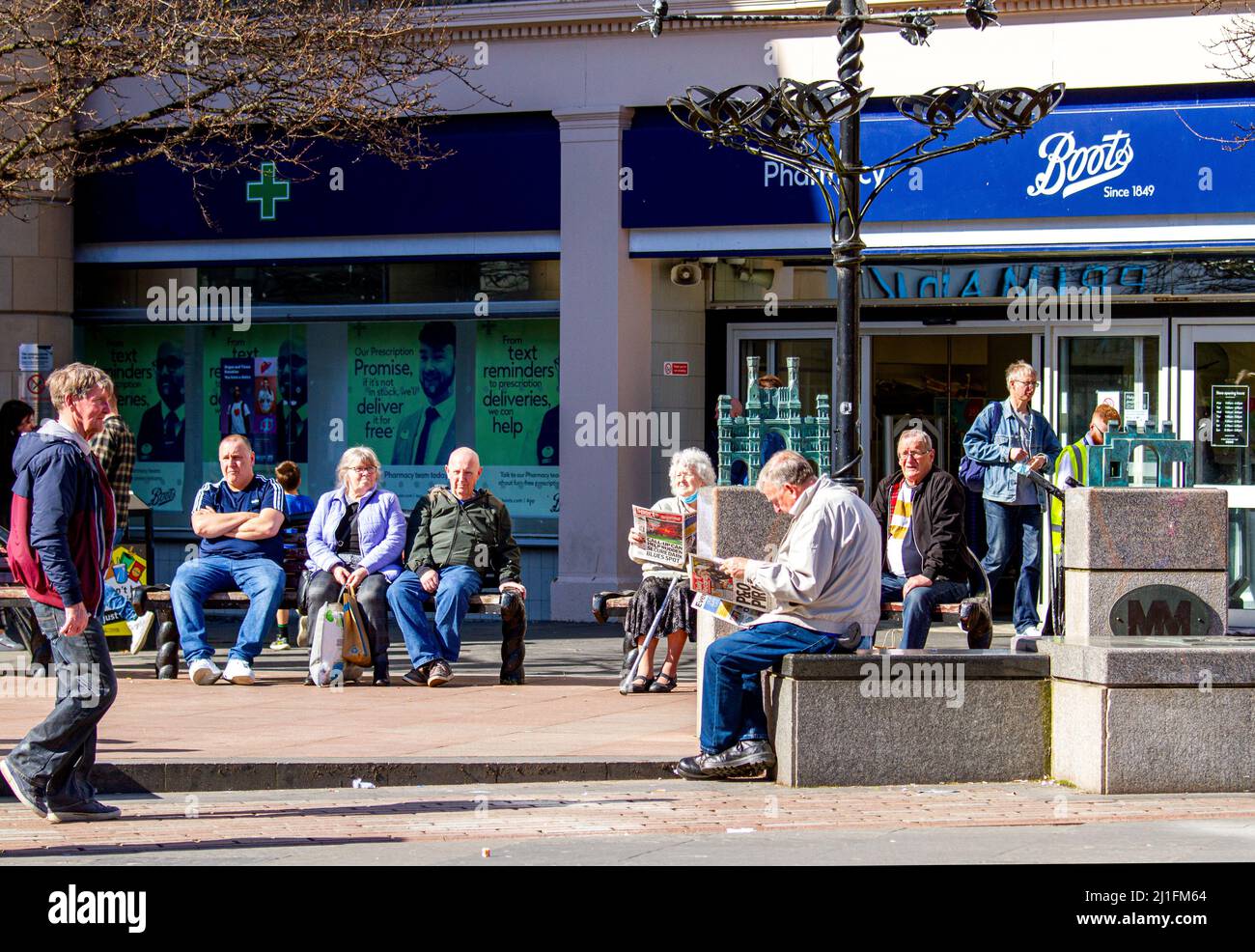 Dundee, Tayside, Scozia, Regno Unito. 25th Mar 2022. UK Meteo: Come risultato del caldo sole di marcia, le temperature in parti della Scozia nord-orientale hanno raggiunto i 16°C. I residenti locali di Dundee sono fuori e circa nel centro della città, approfittando del bel tempo e avendo un buon tempo mentre si socializza. Credit: Dundee Photographics/Alamy Live News Foto Stock