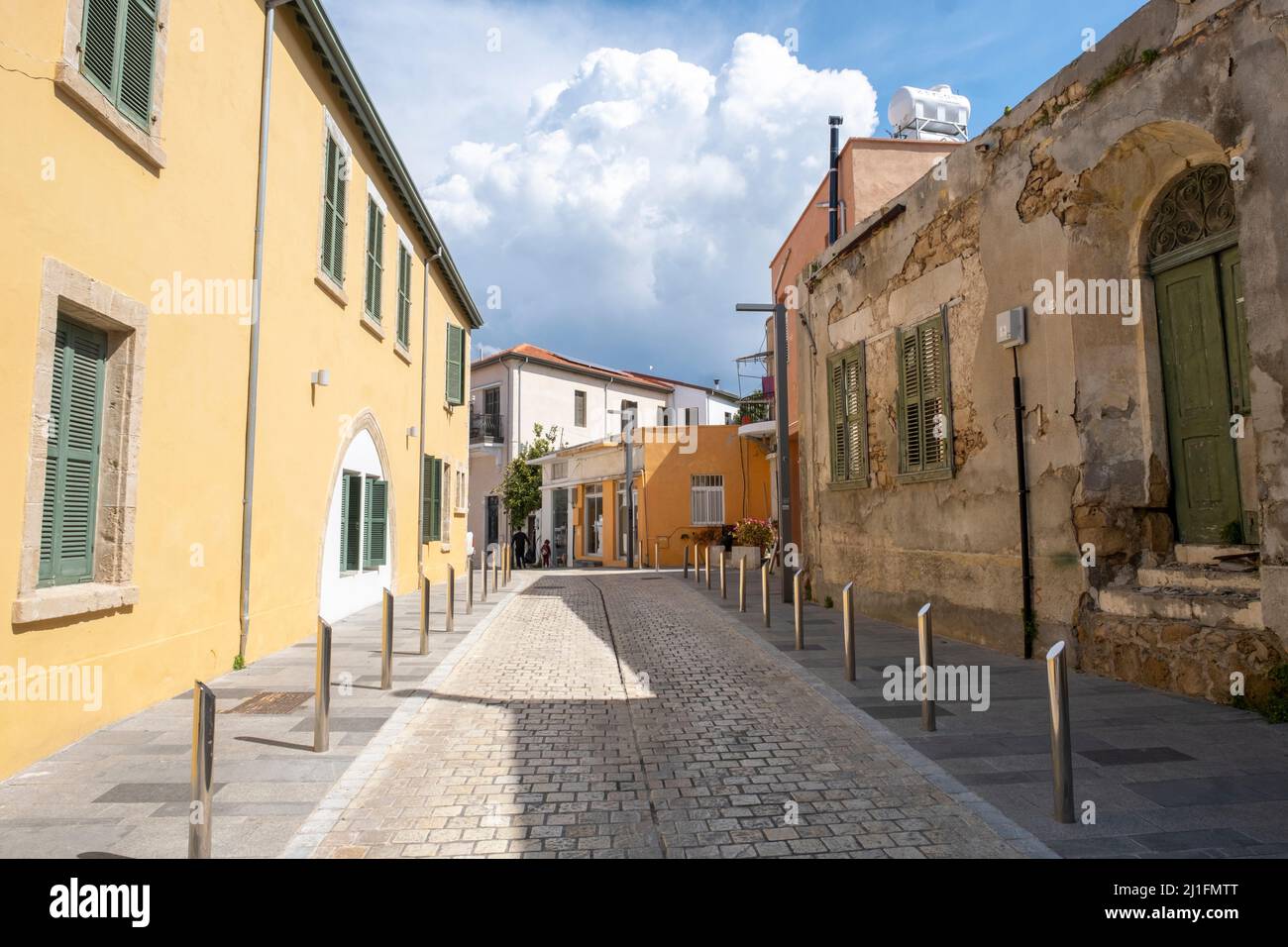 Vista di una strada nel centro storico di Paphos, Paphos, Cipro Foto Stock Vista di una strada nel centro storico di Paphos, Paphos, Cipro Foto Stock