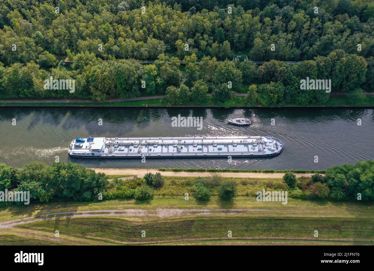 Essen, Renania Settentrionale-Vestfalia, Germania - Parco della riva del canale di Schurenbachhalde. Il freighter naviga sul canale Reno-Herne. Il parco della riva del canale è collegato Foto Stock