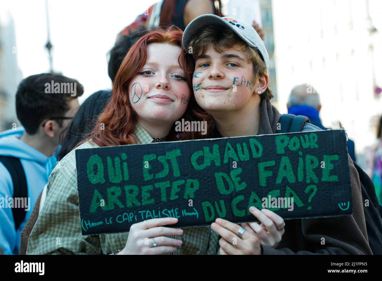 Parigi, Francia. 25th Mar 2022. Due manifestanti con una targhetta contro il riscaldamento globale. Sciopero per il clima e l'ecologia organizzato da Youth for Climate France, il 25th marzo 2022 a Parigi, Francia. Photo by Christophe Michel/ABACAPRESS.COM Credit: Abaca Press/Alamy Live News Foto Stock