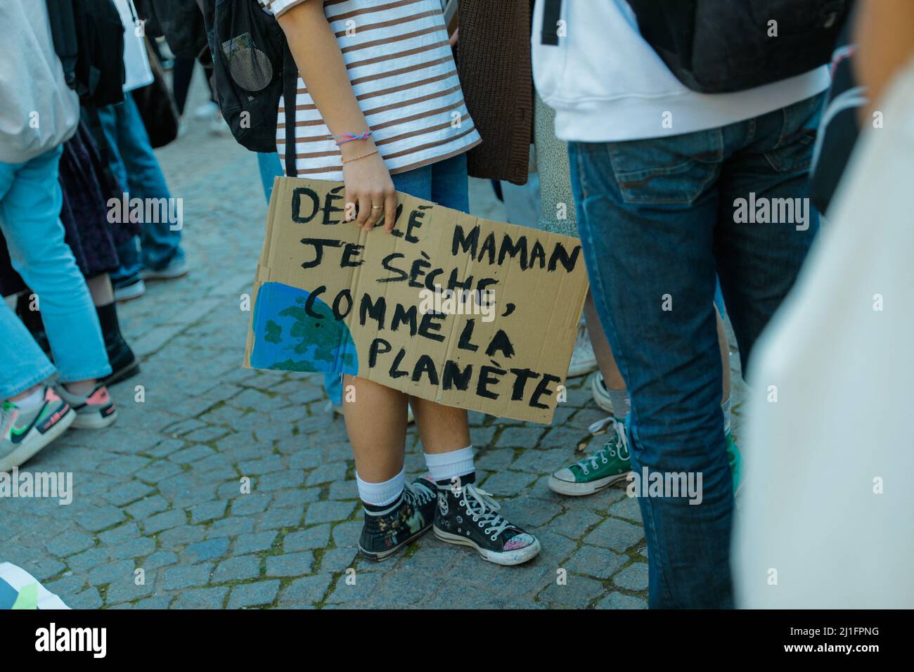 Parigi, Francia. 25th Mar 2022. Un dimostratore con una targhetta contro il riscaldamento globale. Sciopero per il clima e l'ecologia organizzato da Youth for Climate France, il 25th marzo 2022 a Parigi, Francia. Photo by Christophe Michel/ABACAPRESS.COM Credit: Abaca Press/Alamy Live News Foto Stock