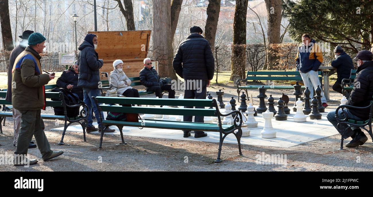 Gli anziani residenti di Innsbruck giocano a scacchi all'aperto nell'Hofgarten (giardini imperiali, giardini reali) di Innsbruck, Austria Foto Stock