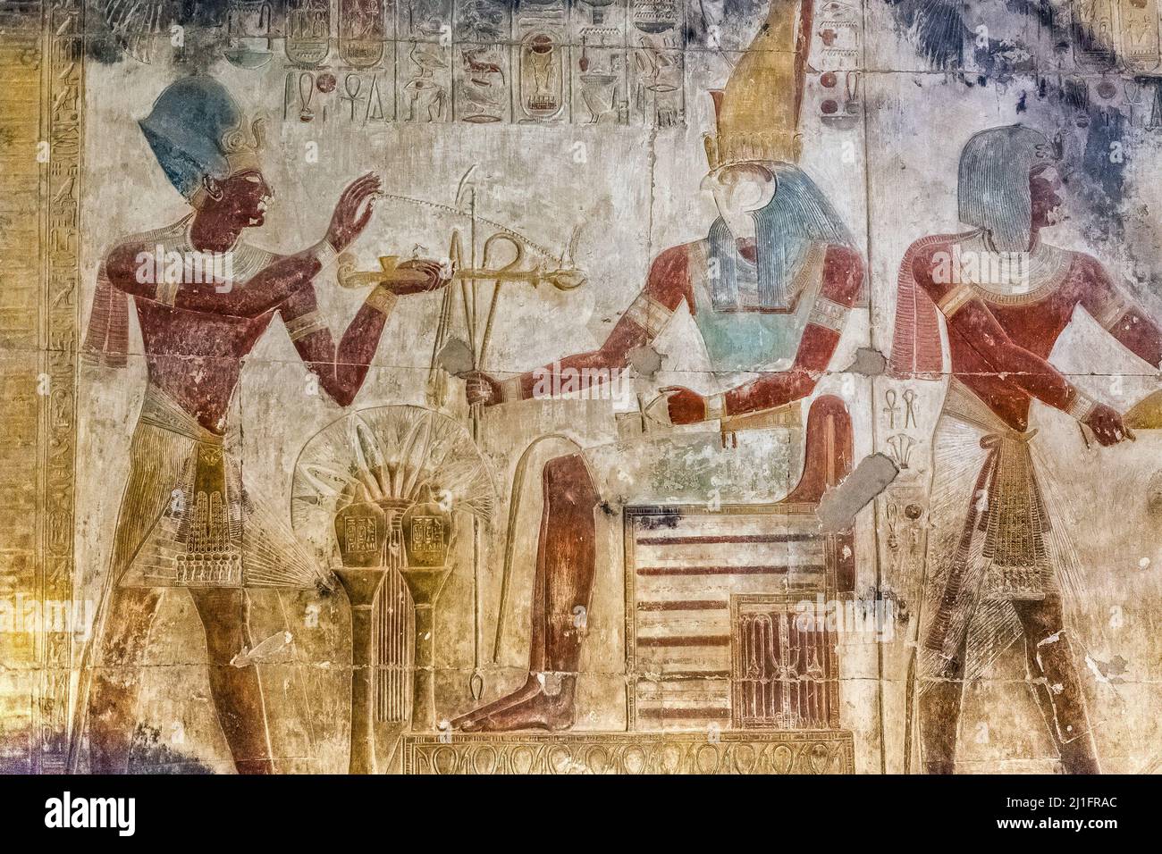 Re Seti i offro incenso al dio Horus, che è seduto su un trono, nel Grande Tempio di Abydos, Egitto Foto Stock