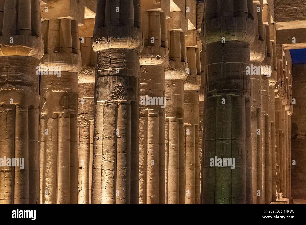 Colonne di papiro della Sala Ipotistica nella Corte di Amenhotep III di notte, Tempio di Luxor, Egitto Foto Stock