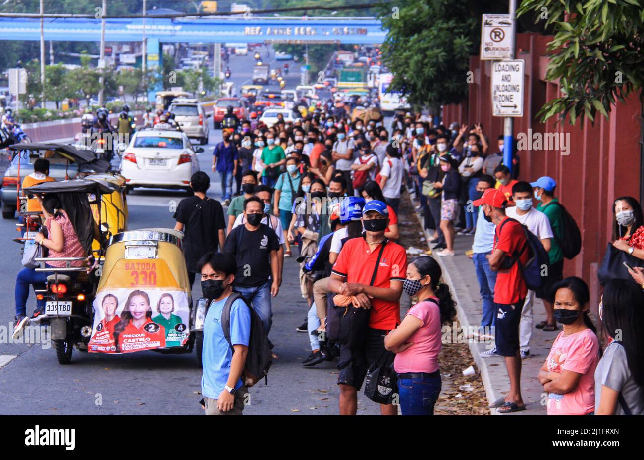 Molti passeggeri sono stati bloccati sulla strada a causa della mancanza di trasporto pubblico, a causa del continuo aumento del prezzo dei prodotti petroliferi a Quezon City, Metro Manila, Filippine, il 24 marzo 2022. (Foto di EDD Castro/Pacific Press/Sipa USA) Foto Stock