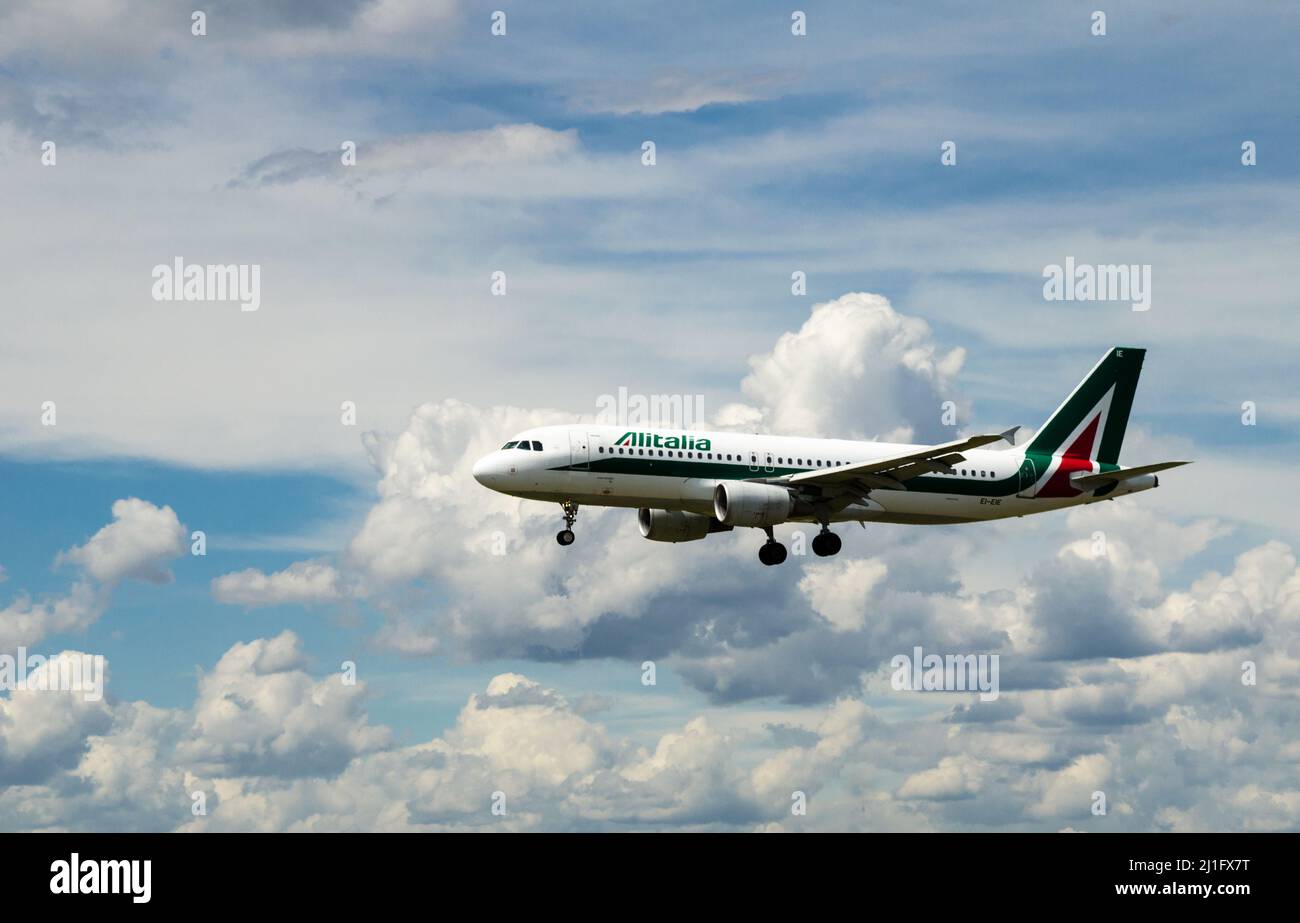 Barcellona, Spagna - 18 maggio 2019: Aereo Alitalia Airbus A320 che atterra all'aeroporto di Prat a Barcellona Foto Stock