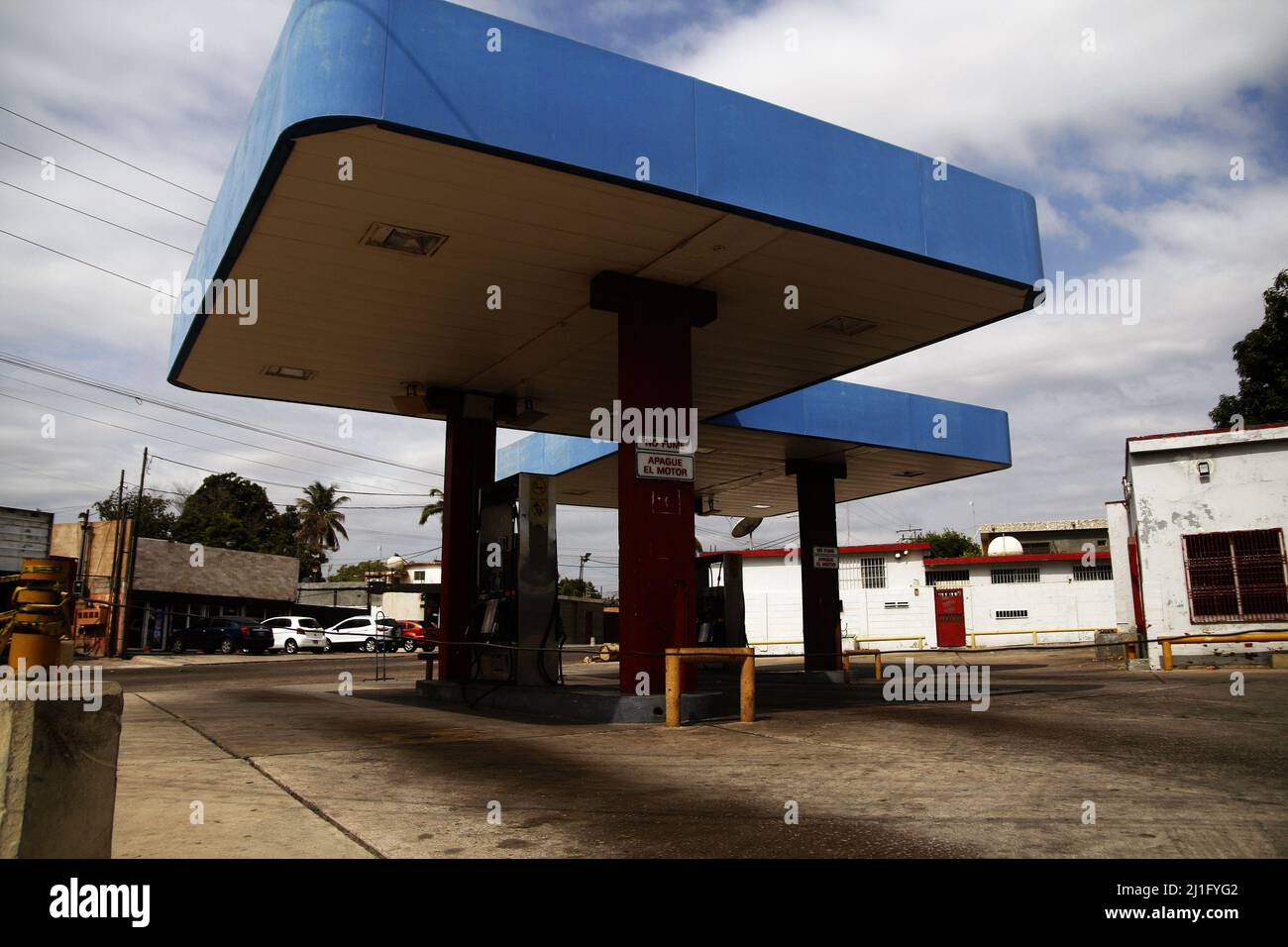 Stazioni di servizio deserte oggi, giovedì 24 marzo 2022, nella città di Maracaibo, Venezuela. Solo il 10% delle 216 stazioni di gas dell'ente riceve Foto Stock