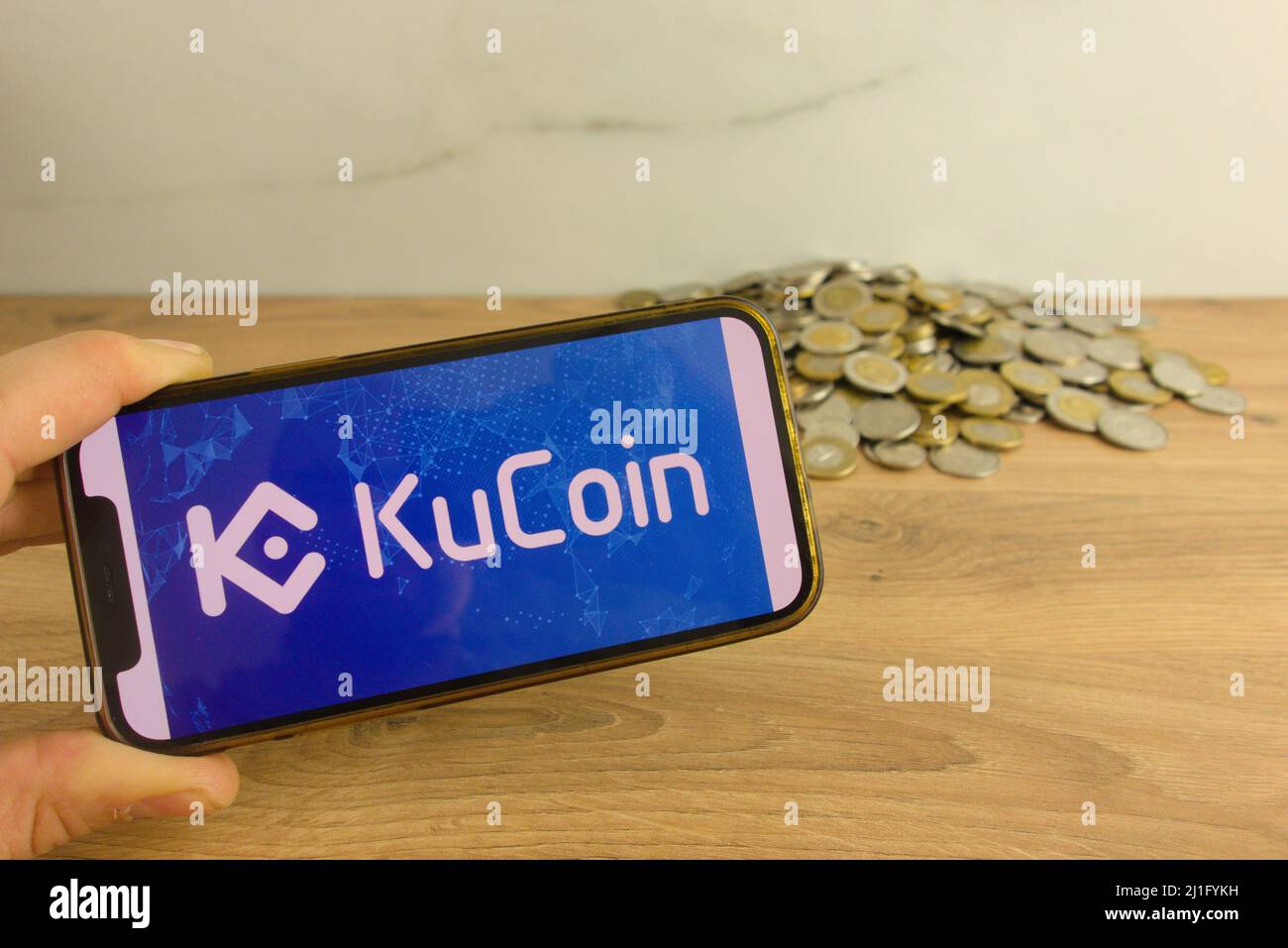KONSKIE, POLONIA - 20 marzo 2022: Logo di scambio criptovaluta KuCoin sul telefono cellulare. Commercio in linea, concetto di tecnologia di blockchain Foto Stock