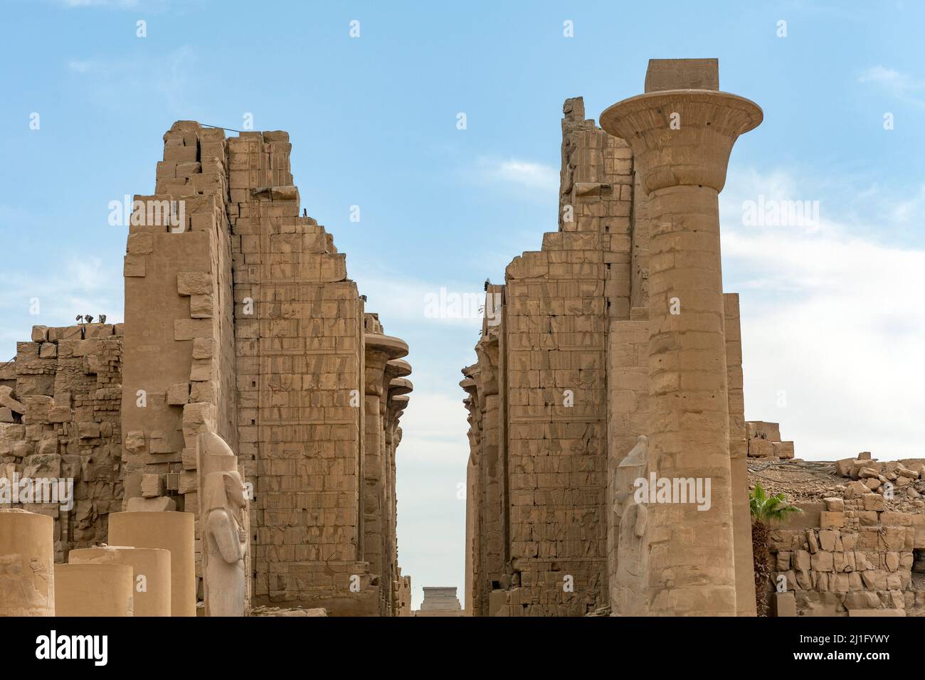 Seconda pilone di Karnak, di fronte alla Grande Sala Ipotica, con Kiosk della colonna di Taharka, Luxor Foto Stock