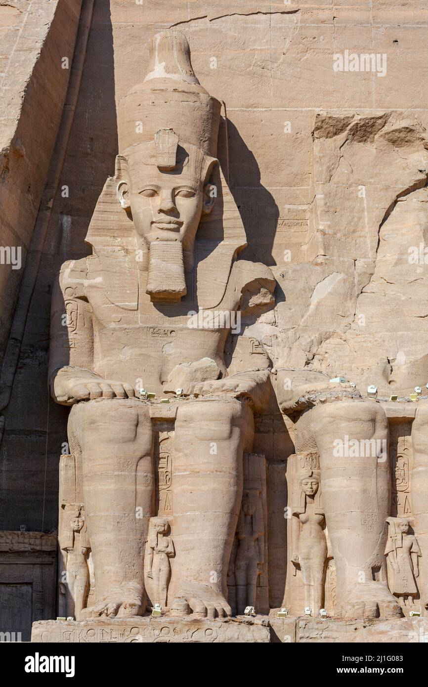 Statue di Ramses II al Grande Tempio di Abu Simbel Foto Stock
