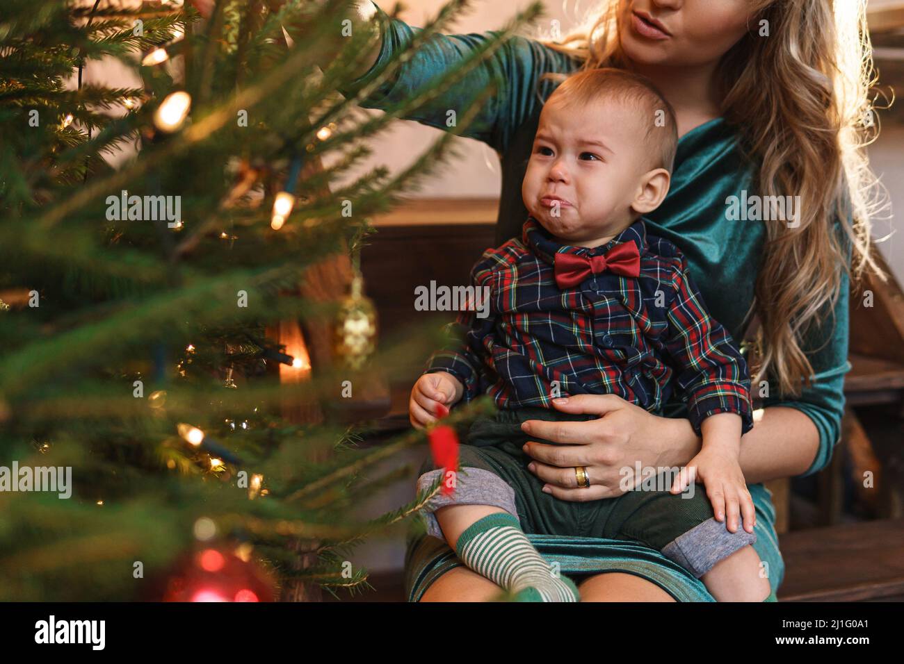 La madre felice ed il suo piccolo figlio carino stanno celebrando il Natale o l'anno nuovo. Foto Stock