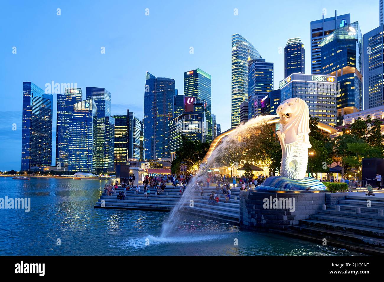 Singapore. Marina Bay. Distretto finanziario degli affari. Il Merlion Foto Stock