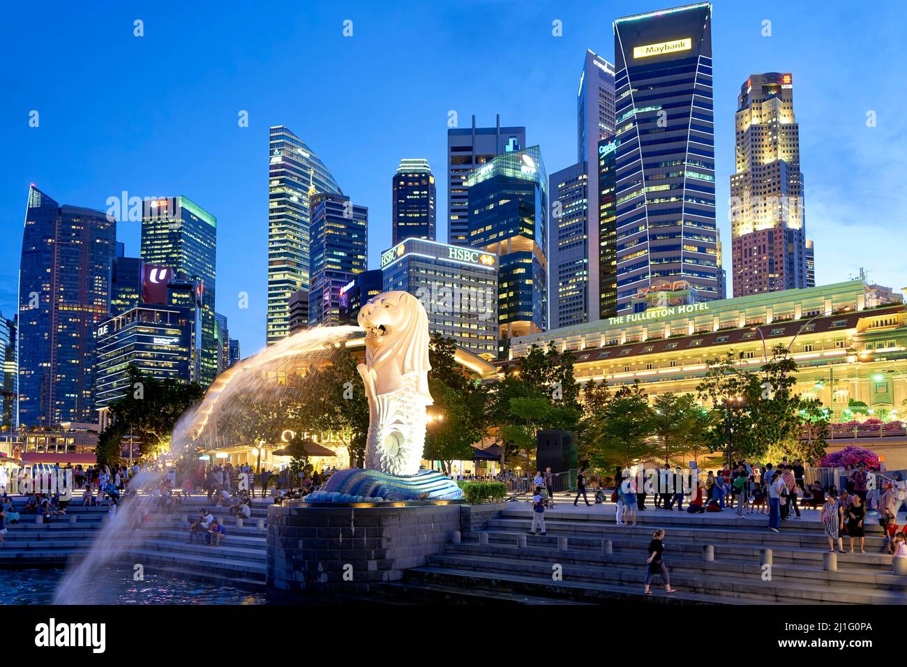 Singapore. Marina Bay. Distretto finanziario degli affari. Il Merlion Foto Stock
