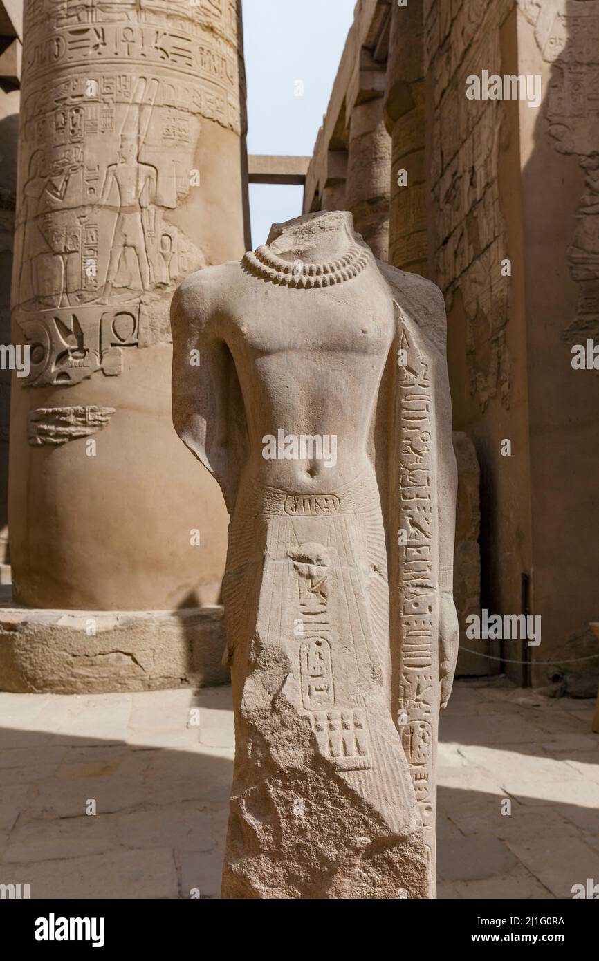 Statua senza testa con collana e iscrizioni nella Grande Sala Ipotistica di Karnak Foto Stock